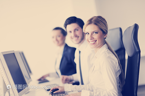 以專業(yè)姿態(tài)聆聽 商務(wù)人員在辦公服務(wù)中的耳機(jī)使用與客戶支持之道